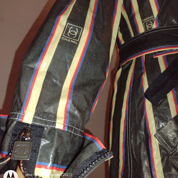 SOLD ♥️CHANEL 2007 Collection Rain Jacket - Picture 4 of 17